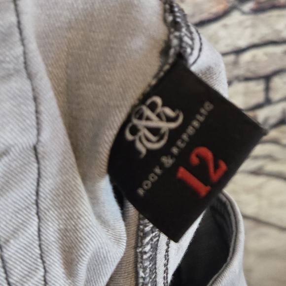 Rock & Republic Pull On Fever Crop - Picture 5 of 6